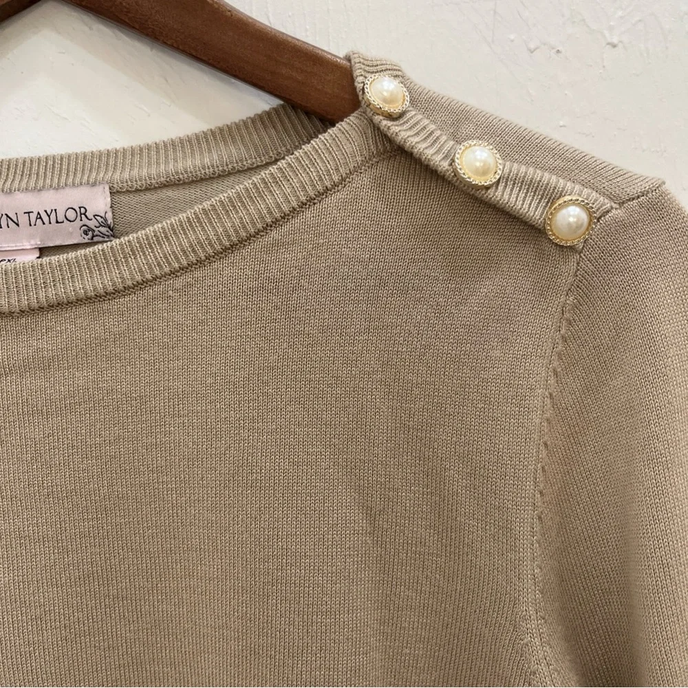 Carolyn Taylor Beige Long Sleeve Pull Over Sweater size P/XL‎ Mock Neck Pearls